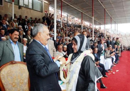 رئيس الجمهورية يرحب بإحدى فتيات إب تلبس العلم الوطني في المهرجان الجماهيري أمس الأول